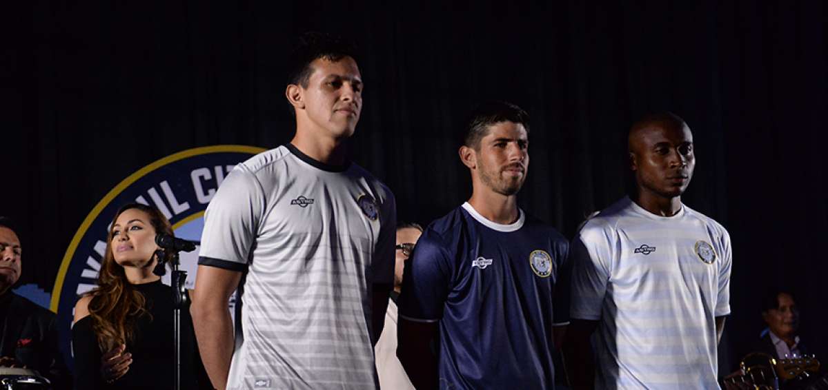 Gonzalo Valle (i), Jos&eacute; Ribas (c) y Miller Castillo lucen la indumentaria del Guayaquil City F&uacute;tbol Club.