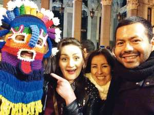 Alex Urquizo festeja el carnaval en Madrid, junto con sus compa&ntilde;eros de Bolivia, El Salvador y Ucrania, usando una m&aacute;scara tradicional diabluma.