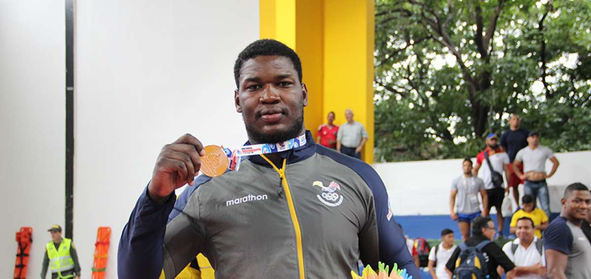 &rarr; Jorge Medina, que obtuvo bronce en lucha en los Juegos Bolivarianos, adem&aacute;s de entrenar dedica su tiempo diario a trabajar como guardia de seguridad. Sus jornadas laborales, a veces, llegan a las 12 horas. 