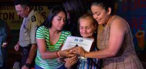 La alcaldesa de Dur&aacute;n (d) realiz&oacute; la entrega de los pulsadores a las familias seleccionadas para manejarlos.