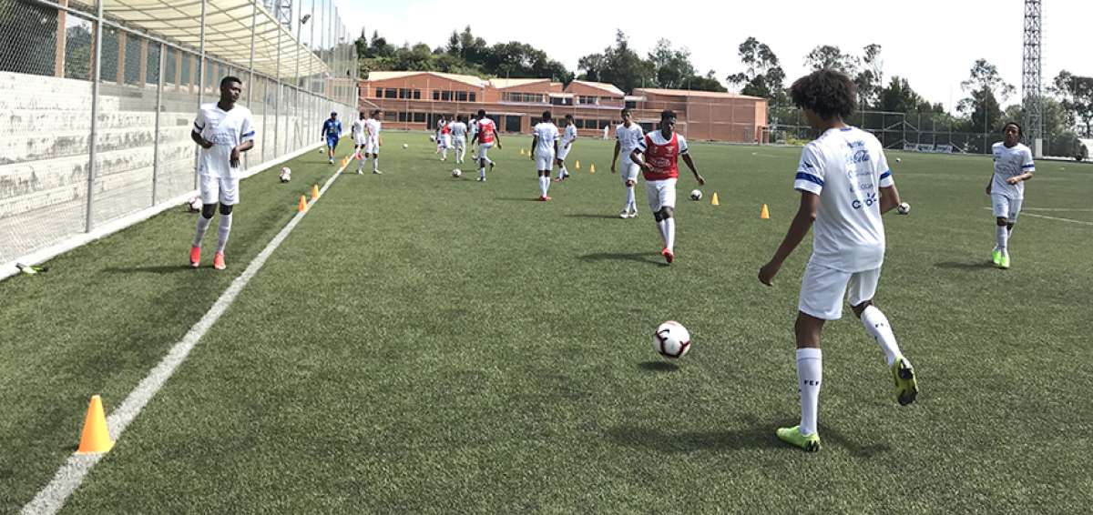 Los jugadores de la sub-17 se entrenaron ayer en la cancha sint&eacute;tica de la Casa de la Selecci&oacute;n, antes de viajar hoy.