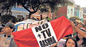 En febrero miles de personas se unieron en Per&uacute;, en ciudades, como Arequipa o Lima, para protestar contra los contenidos televisivos en ese pa&iacute;s. Tomado del diario correo-pe
