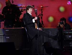 El m&uacute;sico brit&aacute;nico Paul McCartney, exintegrante de la banda The Beatles, durante su presentaci&oacute;n la noche del s&aacute;bado en el estadio Centenario de Montevideo (Uruguay). Foto: EFE