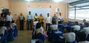 El ministro Jos&eacute; Serrano, acompa&ntilde;ado por el gobernador del Guayas, Julio C&eacute;sar Qui&ntilde;&oacute;nez, y autoridades de la Polic&iacute;a, visit&oacute; esta tarde el colegio 28 de Mayo. Foto: Ministerio del Interior 