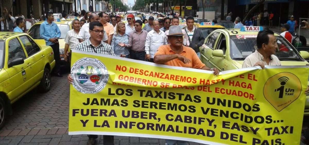 Taxistas exigen salida de transnacionales