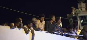Llegan inmigrantes al puerto de Pozzallo, en Sicilia, Italia. El Gobierno autoriz&oacute; el desembarco de los 450 inmigrantes que ser&aacute;n divididos en cinco pa&iacute;ses.