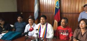 Carlos Satian (c), presidente del Movimiento Ind&iacute;gena de Chimborazo comunic&oacute; la desconformidad de la provincia, por las declaraciones de l&iacute;deres ind&iacute;genas nacionales.