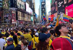 Los aficionados ecuatorianos llevaron el color y la pasi&oacute;n de la Tri a Times Square antes del decisivo partido frente a Alemania