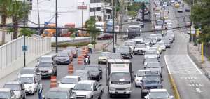En la avenida Carlos Julio Arosemena, en ambas direcciones, se forman largas colas de carros desordenados. El tr&aacute;fico se mueve por el Teatro Centro de Arte.