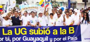 Estudiantes, profesores y personal administrativo de la Universidad de Guayaquil marcharon por varias calles de la ciudad.