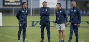 &rarr;El entrenador colombiano Alexis Mendoza (d) junto con el cuerpo t&eacute;cnico que lo acompa&ntilde;&oacute; durante un a&ntilde;o y medio en Independiente del Valle.