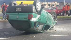 El veh&iacute;culo habr&iacute;a p&eacute;rdido pista y se volc&oacute; en la avenida Sim&oacute;n Bol&iacute;var. Foto: Marco Salgado/ EL TEL&Eacute;GRAFO