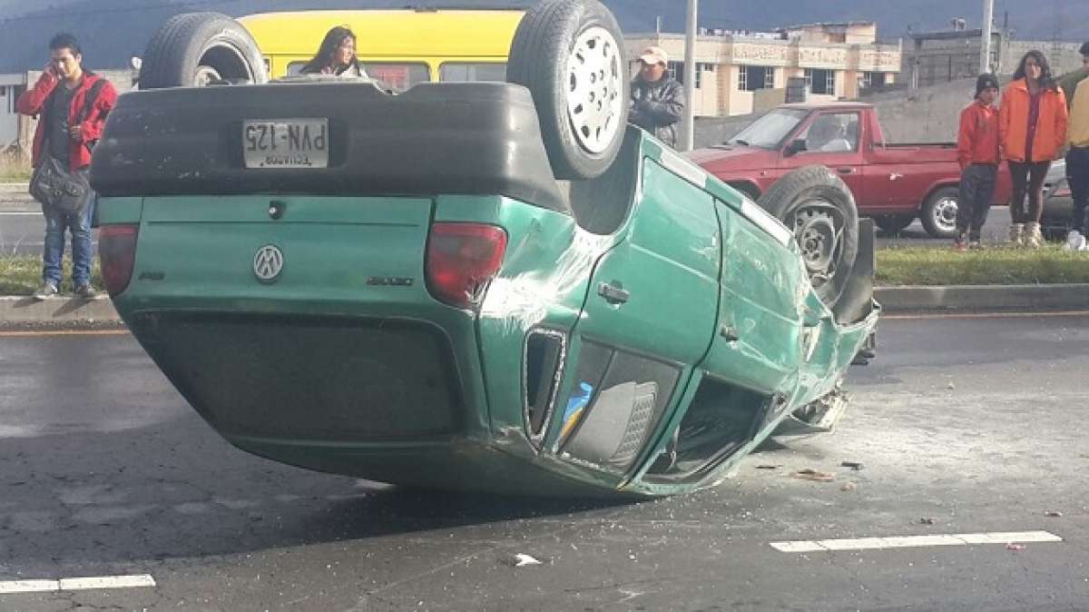 El veh&iacute;culo habr&iacute;a p&eacute;rdido pista y se volc&oacute; en la avenida Sim&oacute;n Bol&iacute;var. Foto: Marco Salgado/ EL TEL&Eacute;GRAFO