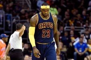 LeBron James no pudo ganar en su regreso al equipo de sus amores, Cleveland Cavaliers. Foto: AFP