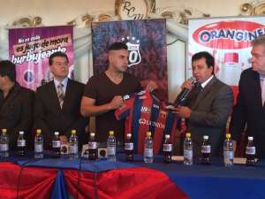 Cristhian Ledesma recibi&oacute; la camiseta del club de manos del presidente Joselito Cobo. FOTO: Andr&eacute;s Granizo / EL TEL&Eacute;GRAFO