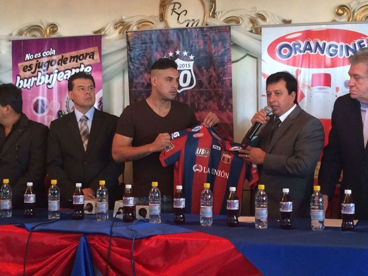 Cristhian Ledesma recibi&oacute; la camiseta del club de manos del presidente Joselito Cobo. FOTO: Andr&eacute;s Granizo / EL TEL&Eacute;GRAFO
