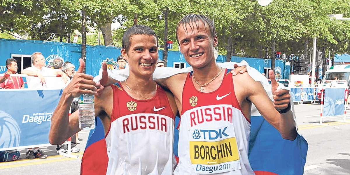 Valeriy Borchin (der.) y Vladimir Kanaykin celebran tras lograr oro y plata en el Mundial de Atletismo 2011. Foto: Archivo / El Tel&eacute;grafo