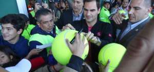 Los seguidores del n&uacute;mero 3 del tenis mundial lo esperaron desde la madrugada y, en algunos casos, incluso desde anoche afuera del aer&oacute;dromo capitalino.