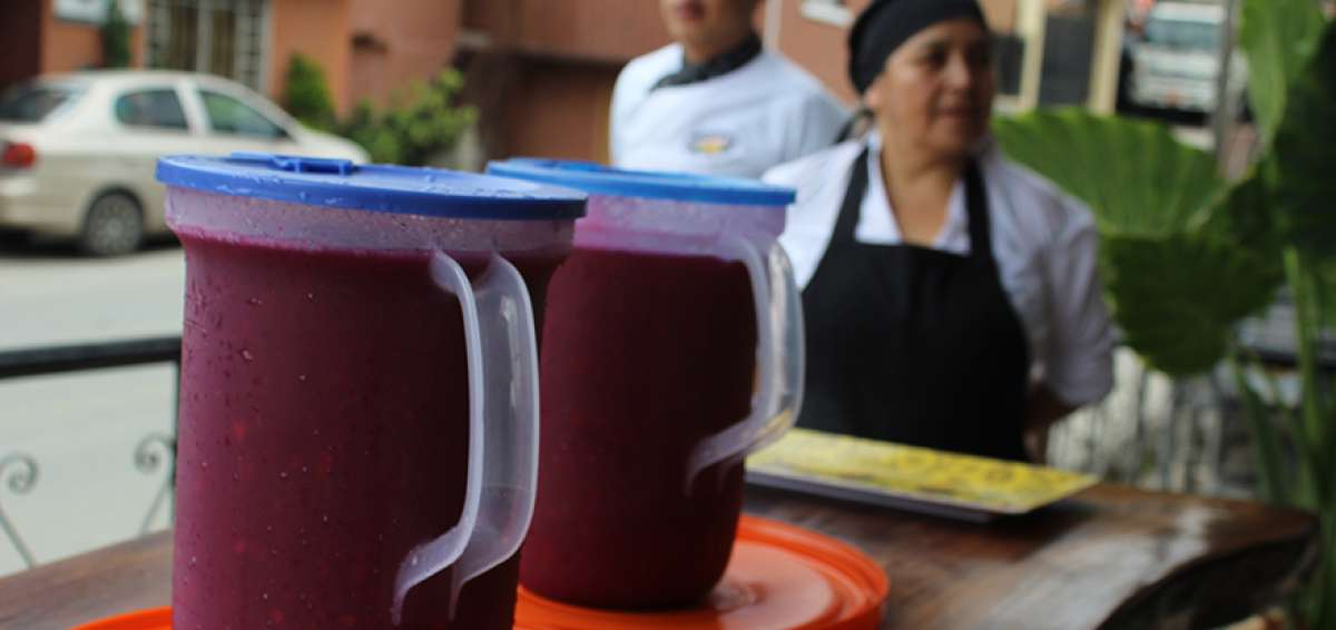 La yaguana se toma fr&Iacute;a y su sabor es agradable, ya que es una mezcla de frutas y plantas. Su preparaci&oacute;n toma tiempo hasta alcanzar el color morado y los productos son org&aacute;nicos.