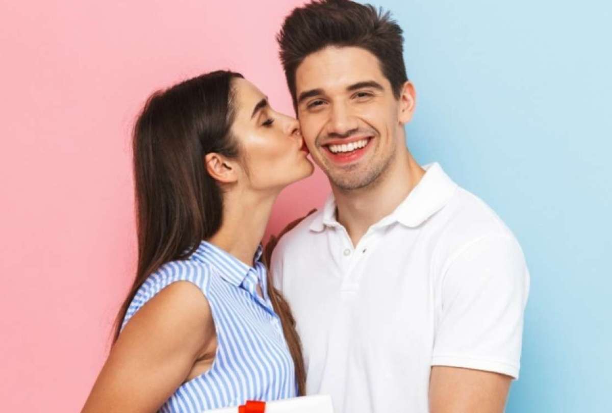 La fecha se popularizó en redes sociales como contrapartida al Día de la Novia y se celebra con flores azules que simbolizan lealtad y confianza.