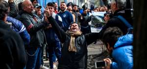 Los aficionados hicieron largas colas en las afueras de la sede del club Gimnasia y Esgrima La Plata para convertirse en socios del equipo.