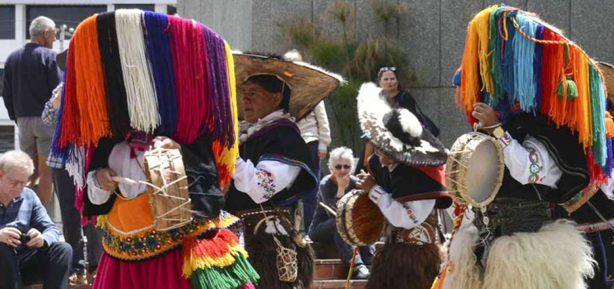 Los ca&ntilde;aris reciben al Taita Carnaval para que les deje energ&iacute;as positivas