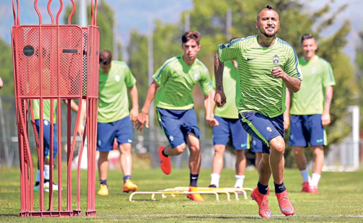 El chileno Arturo Vidal (der.) marc&oacute; el &uacute;nico tanto con el que la Juventus venci&oacute; al M&oacute;naco en el partido de ida en Tur&iacute;n. Foto: AFP