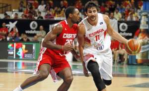 El base de Espa&ntilde;a, Ricky Rubio (d.), se enfrenta a Oliver Lafayete de Croacia. Foto: EFE