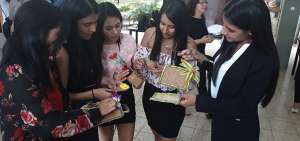 Las j&oacute;venes Ninoska Rugel, Ver&oacute;nica Conforme, Andre&iacute;na Cayambe, Mar&iacute;a Sol Galarza y Katherine Garz&oacute;n recibieron el primer lugar con su proyecto.