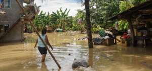 No durmi&oacute;. Carmen Alc&iacute;var se amaneci&oacute; ayer sacando agua de su casa, ubicada en La Estancilla, Tosagua.