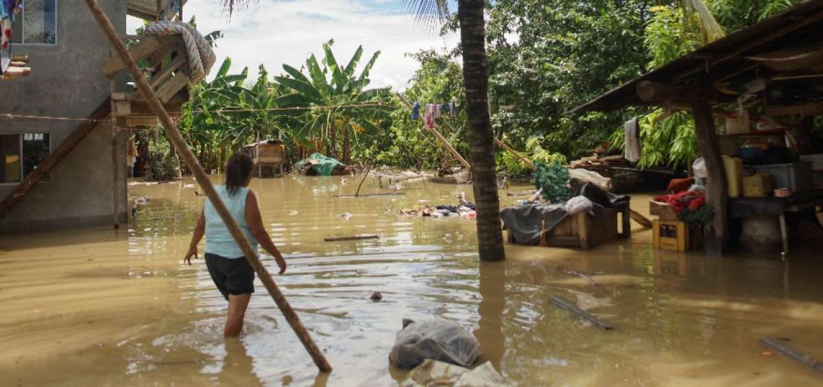 No durmi&oacute;. Carmen Alc&iacute;var se amaneci&oacute; ayer sacando agua de su casa, ubicada en La Estancilla, Tosagua.
