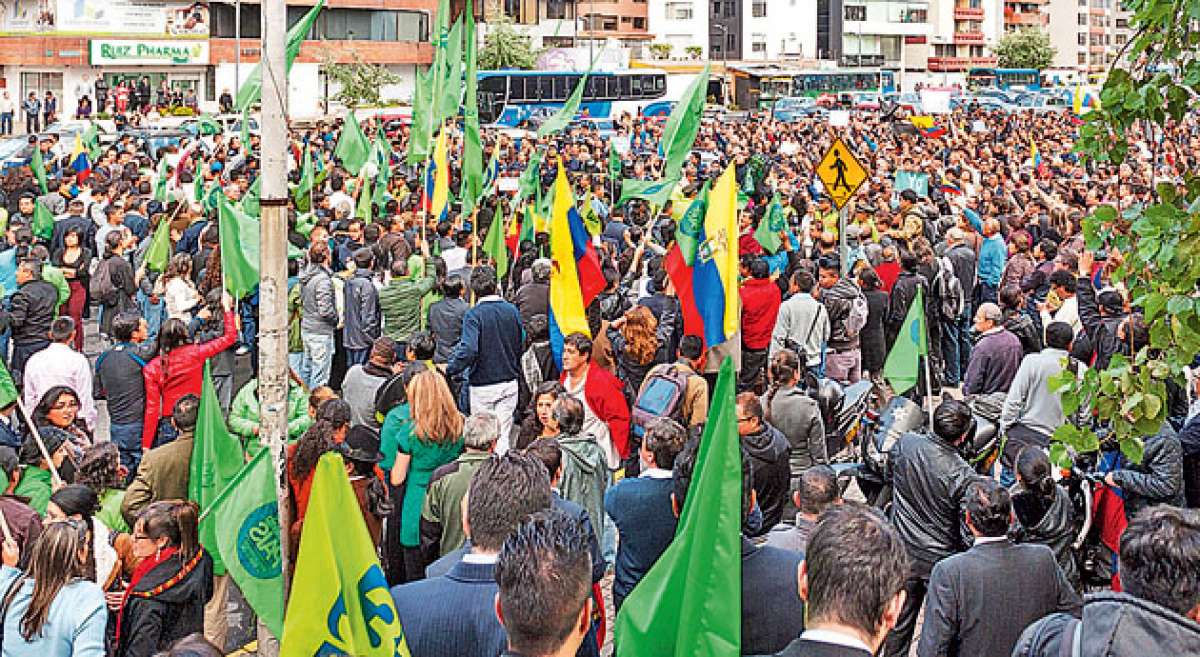 Miles de ciudadanos se manifestaron ayer en Quito para defender los logros del Gobierno. Denunciaron agresiones de grupos opositores que tambi&eacute;n protestaron. Foto: Miguel  Jim&eacute;nez / El Tel&eacute;grafo