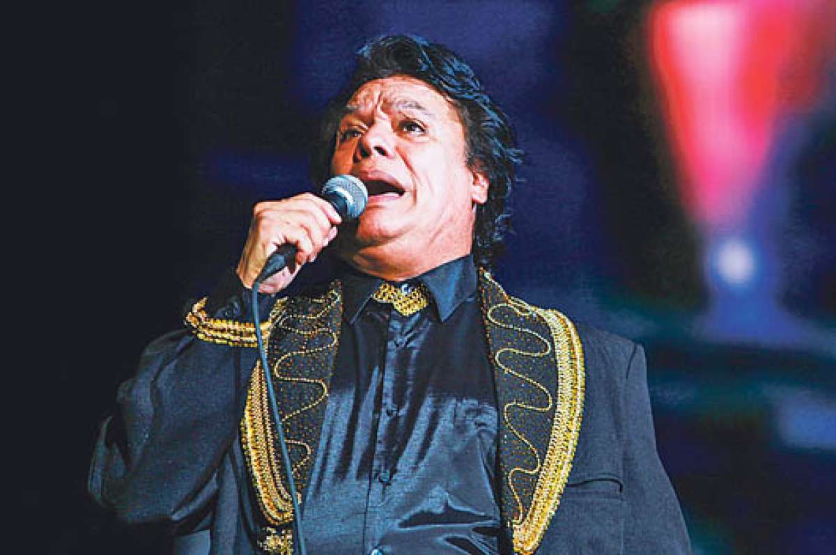 Juan Gabriel est&aacute; enfermo desde abril pasado en que fue internado por primera vez.
