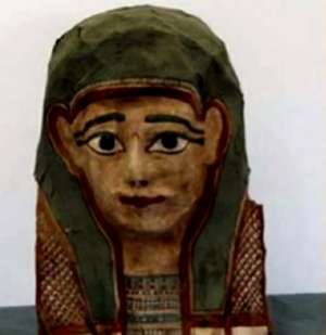 Hallan m&aacute;scara de momia con una copia del evangelio de San Marcos