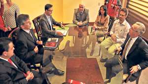 Los funcionarios del Icomos mantuvieron sus primeras reuniones ayer con el alcalde de Cuenca. Foto: Jos&eacute; Luis Llivisaca / El Tel&eacute;grafo
