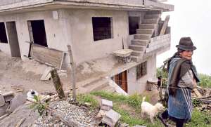 La madre de Nicole A. env&iacute;a religiosamente $ 200 al mes desde EE.UU. para construir una vivienda en Chunchi. Se fue hace 2 a&ntilde;os. Foto: Francisco Ipanaqu&eacute; / El Tel&eacute;grafo