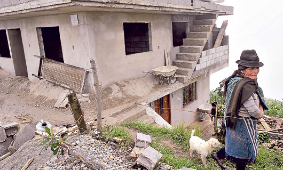 La madre de Nicole A. env&iacute;a religiosamente $ 200 al mes desde EE.UU. para construir una vivienda en Chunchi. Se fue hace 2 a&ntilde;os. Foto: Francisco Ipanaqu&eacute; / El Tel&eacute;grafo