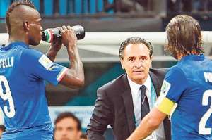 Los art&iacute;fices del triunfo italiano, el delantero Mario Balotelli y el volante Andrea Pirlo, junto al director t&eacute;cnico &lsquo;azurra&rsquo;, Cesare Prandelli. Foto: AFP