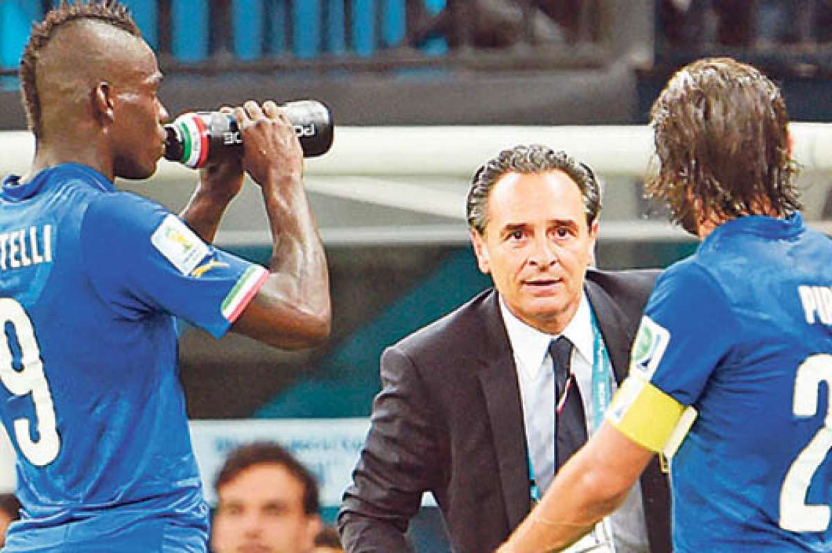 Los art&iacute;fices del triunfo italiano, el delantero Mario Balotelli y el volante Andrea Pirlo, junto al director t&eacute;cnico &lsquo;azurra&rsquo;, Cesare Prandelli. Foto: AFP