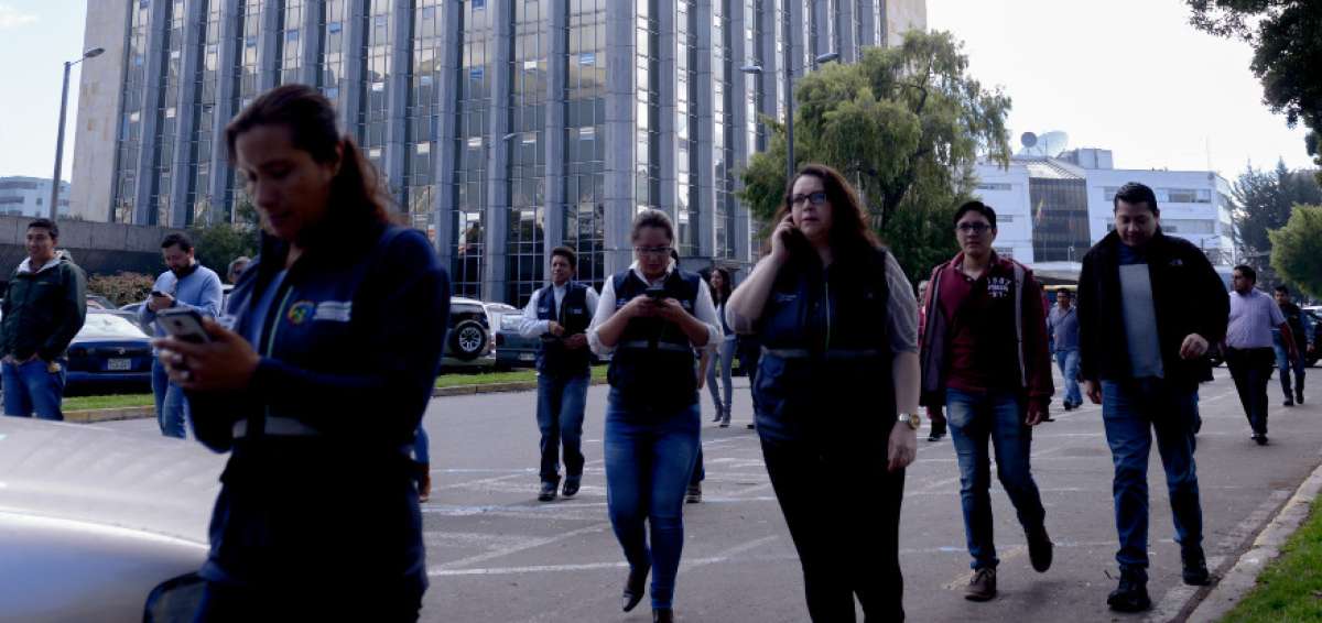 Servidores p&uacute;blicos evacuaron edificios en Quito tras el sismo en Cotacachi. 