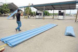 Las estructuras de la CTE usadas para matriculaci&oacute;n vehicular, ubicadas en el norte de la ciudad, comenzaron a ser desmanteladas en esta semana. Foto: Pilar Vera / El Tel&eacute;grafo