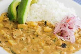 La guatita se sirve con arroz, papa, aguacate y huevo duro. 