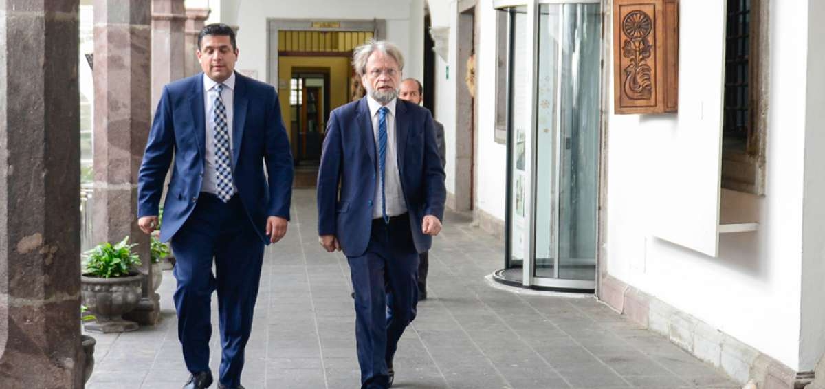 Antanas Mockus (der.) explic&oacute; al Mandatario las medidas que ayudaron a Bogot&aacute; a bajar los &iacute;ndices de criminalidad y de accidentes viales.   
