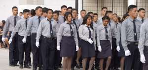 En el colegio fiscal t&eacute;cnico Febres Cordero la falda se usa por debajo de las rodillas. La prenda causa incomodidad cuando suben escaleras.