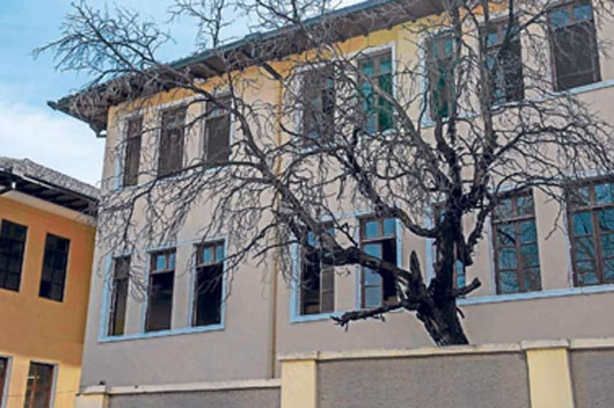 M&aacute;s de un siglo tiene la edificaci&oacute;n del colegio Manuela Ca&ntilde;izares, ubicada en el sector centronorte de Quito. Por dentro se ven paredes cuarteadas. FOTO: FERNANDO SANDOVAL