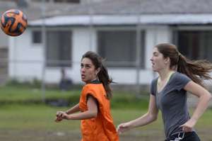 Fernanda V&aacute;sconez (izq.), de Universidad San Francisco, durante una pr&aacute;ctica con bal&oacute;n. FOTO: MIGUEL JIM&Eacute;NEZ