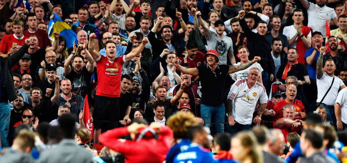 Un grupo de aficionados acompa&ntilde;&oacute; al Manchester United en el estadio Friends Arena, de Estocolmo. 