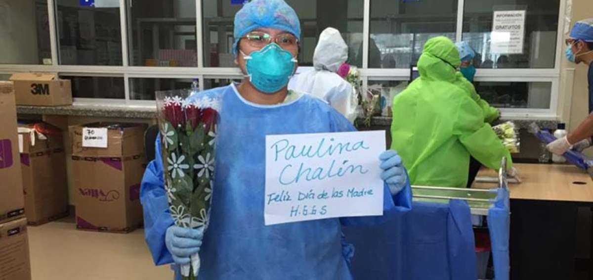 Flor&iacute;colas honran a los m&eacute;dicos y fallecidos