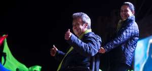 Len&iacute;n Moreno lleg&oacute; a Quitumbe para el cierre de su campa&ntilde;a y ante miles de simpatizantes dio su &uacute;ltimo discurso electoral. Convoc&oacute; a votar en paz el domingo.