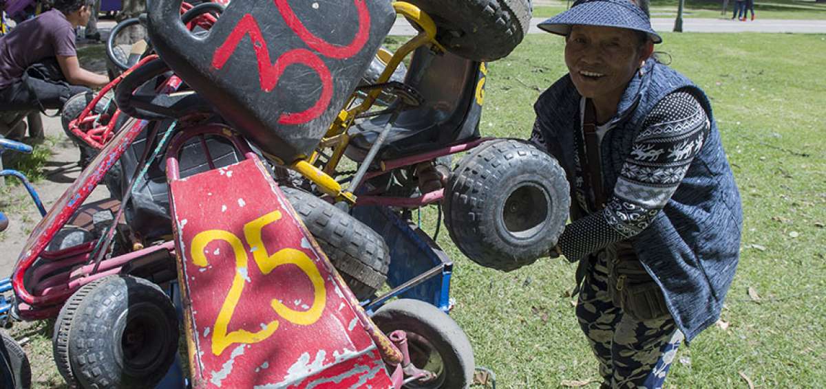 Las sonrisas de los ni&ntilde;os dan vida a Teresa y a sus coches de pedal